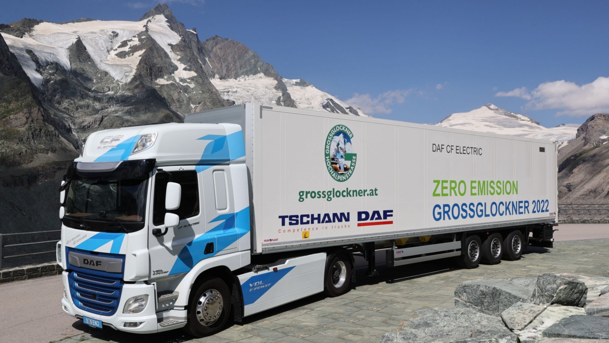 01-DAF-CF-Electric-bedwingt-de-bergpas-van-Europa-scaled