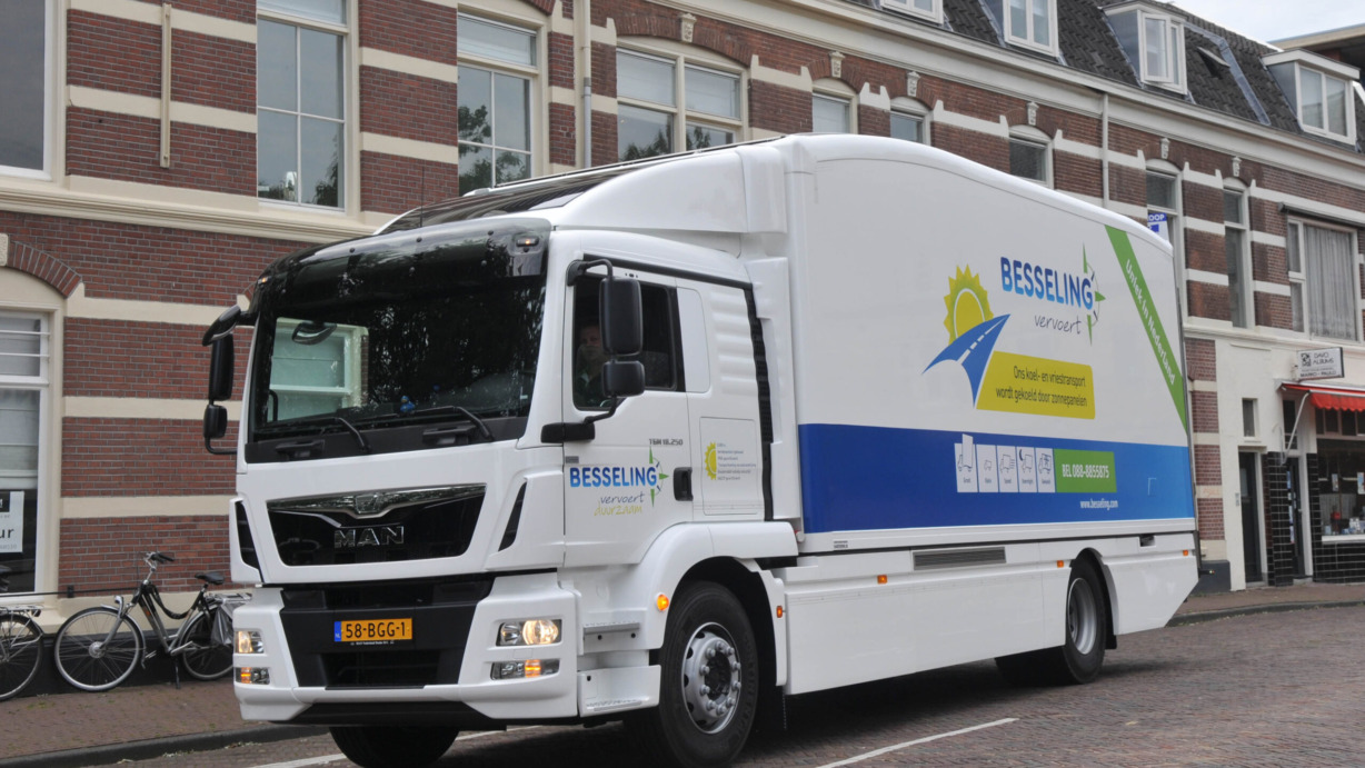 01-PB-Besseling-gestroomlijnde-MAN-TGM-met-zonnepanelen-op-dak