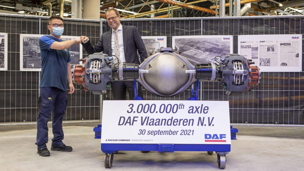 01.-DAF-Trucks-Vlaanderen-3M-axles-in-50-years-DAF-President-Harry-Wolters-r-Enkmend-Bayarmagnai-l-scaled