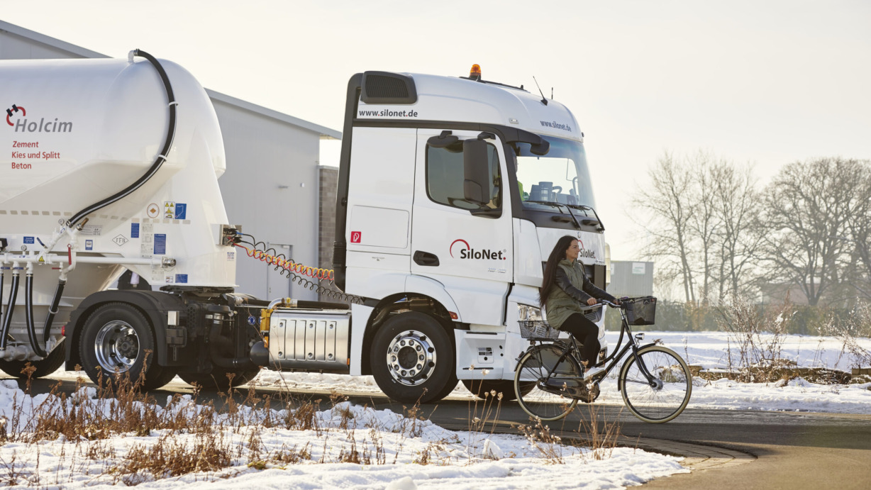 Aufgepasst: Abbiege-Assistent jetzt auch im Bau-Lkw