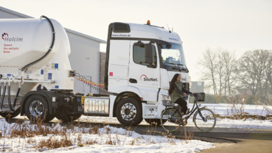 Aufgepasst: Abbiege-Assistent jetzt auch im Bau-Lkw