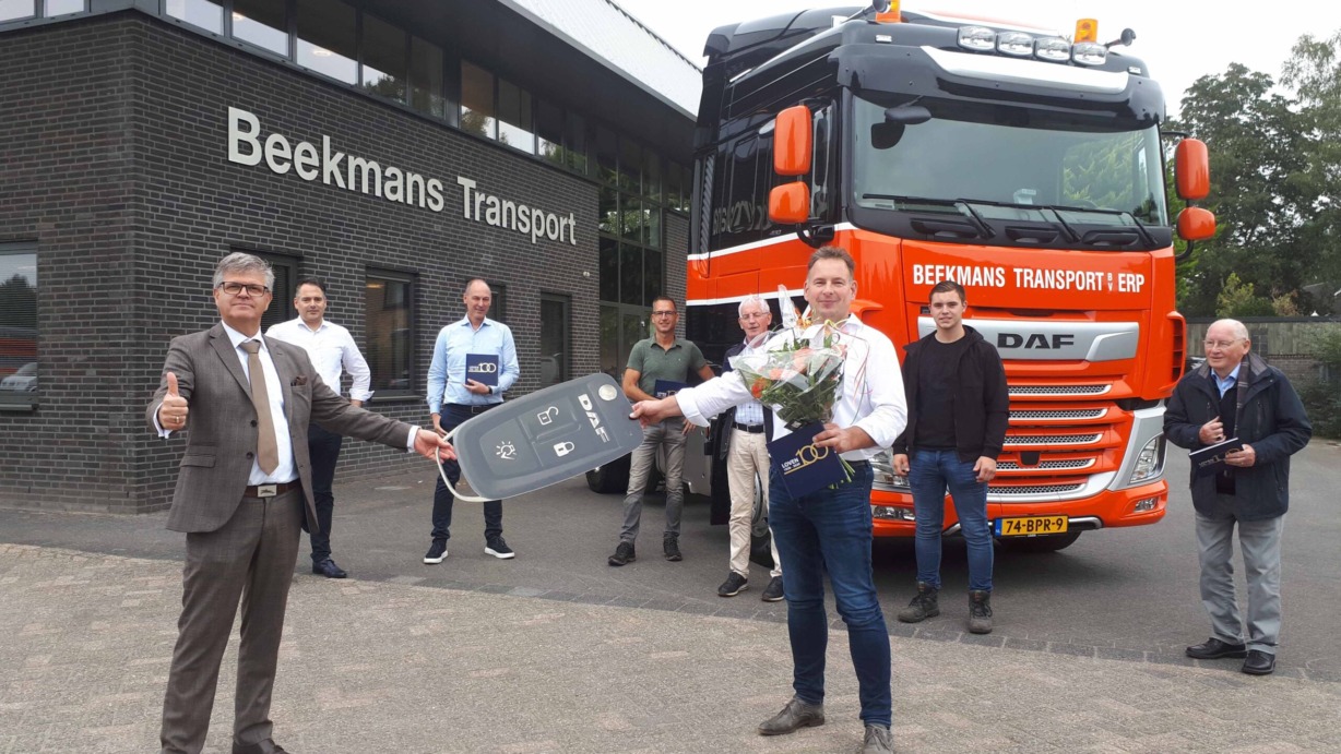 1.-Overhandiging-100ste-DAF-aan-familie-Beekmans