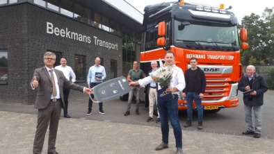 1.-Overhandiging-100ste-DAF-aan-familie-Beekmans