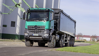 Prüfsiegel „DLG-anerkannt 2016“ für den Mercedes-Benz Arocs 2051 AK 4×4: Top-Ranking beim DLG-PowerMix-Transporttest bestätigt perfekte Eignung als landwirtschaftliche Zugmaschine