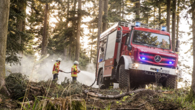 Extreme Waldbrandgefahr – Feuerwehr Kirchzarten bekämpft Brände mit hochgeländegängigem Unimog U 5023
