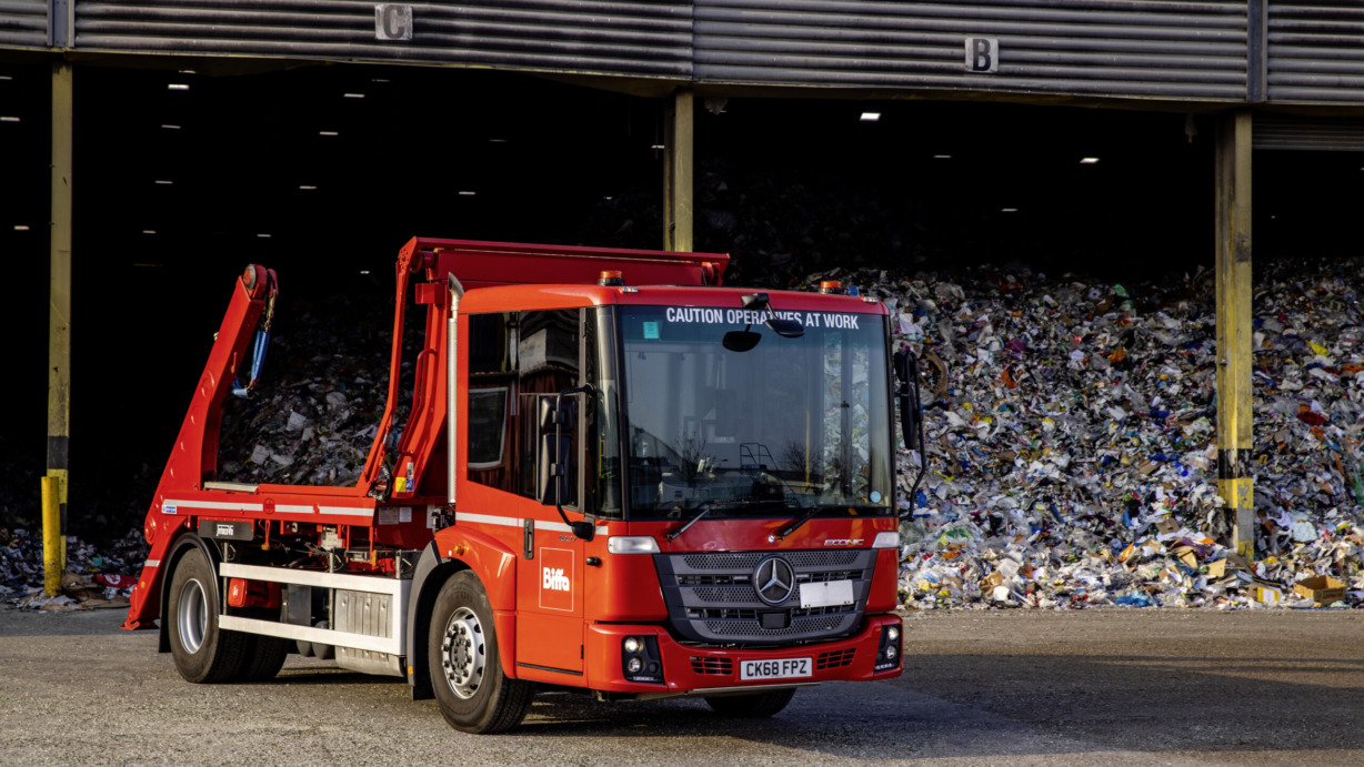43 neue Mercedes-Benz Econic mit Spezialaufbauten für Großbritannien43 new Mercedes-Benz Econic trucks equipped with new body variants for the UK