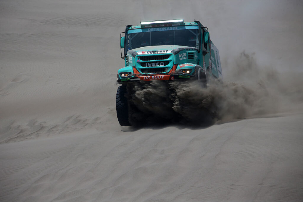 Team de Rooy met hun Iveco.