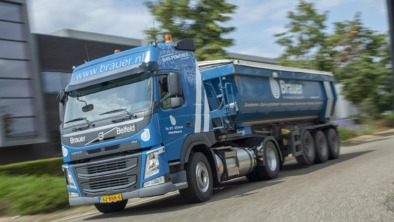 afleveren 3x LNG-Volvo voor Brauer door Nebim in Venlo.