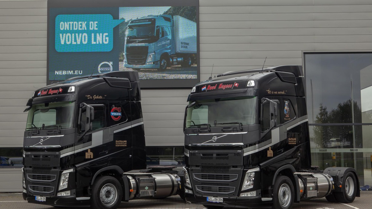 twee nieuwe Volvo’s voor Ruud Hagens door Nebim te Venlo.