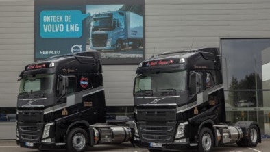 twee nieuwe Volvo’s voor Ruud Hagens door Nebim te Venlo.