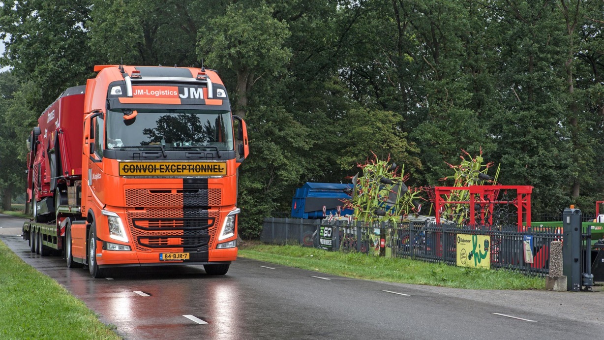 nieuwe Volvo FH Globetrotter XL voor JM (Middelkoop)  Logistics,  lossen Trolliet bij Bruggeman Mechanisatie.