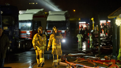 Tientallen vrachtwagens in Schiedam in brand