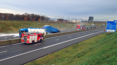 Tankwagen lekt zoutzuur na aanrijding op A73