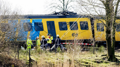 Trein ontspoord door aanrijding met auto