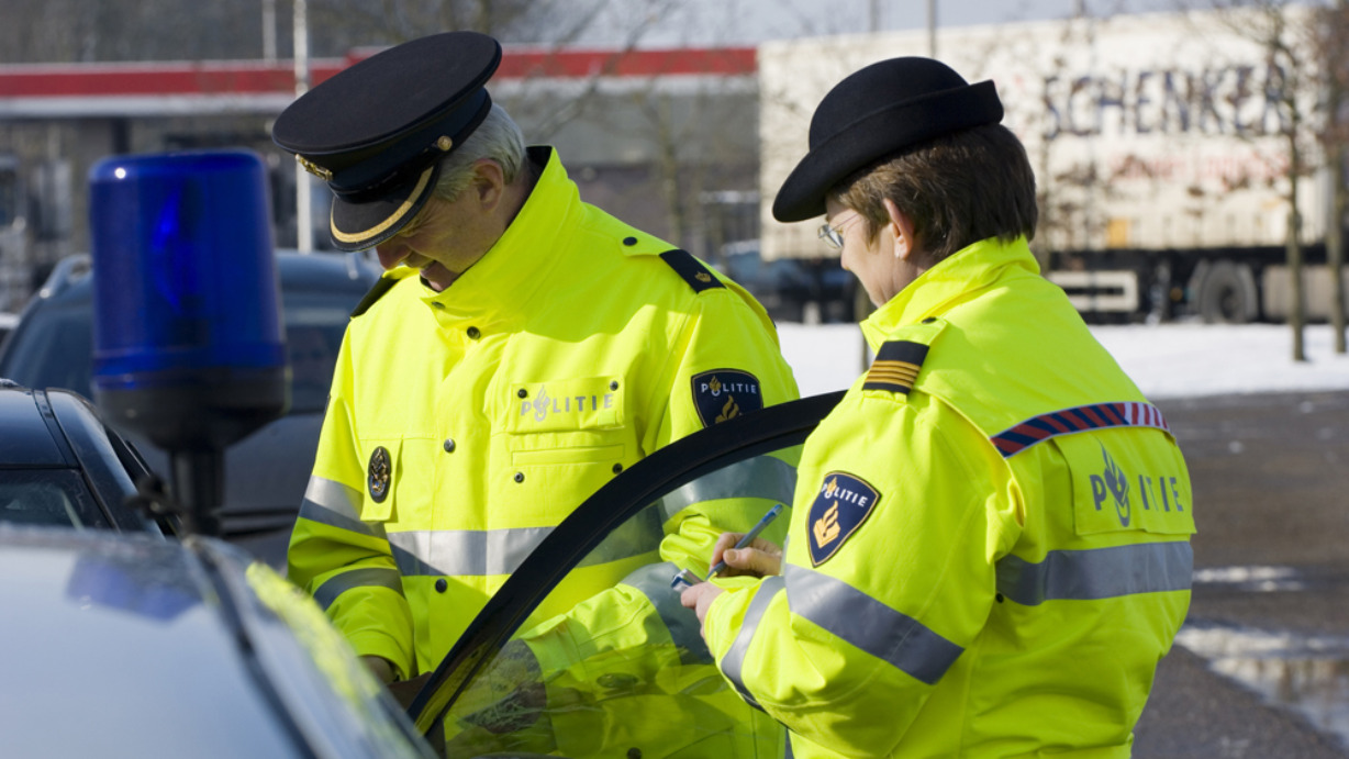 DEN HAAG-POLITIE-KLEDING
