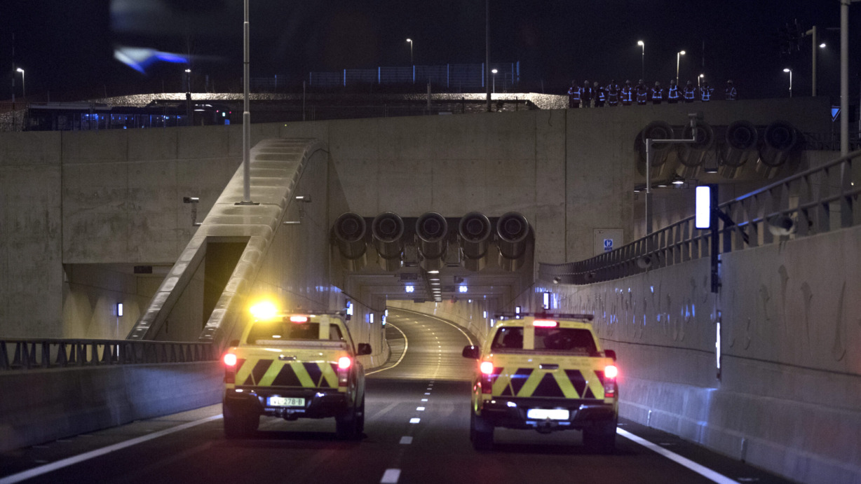 Schultz neemt Koning Willem-Alexandertunnel in gebruik