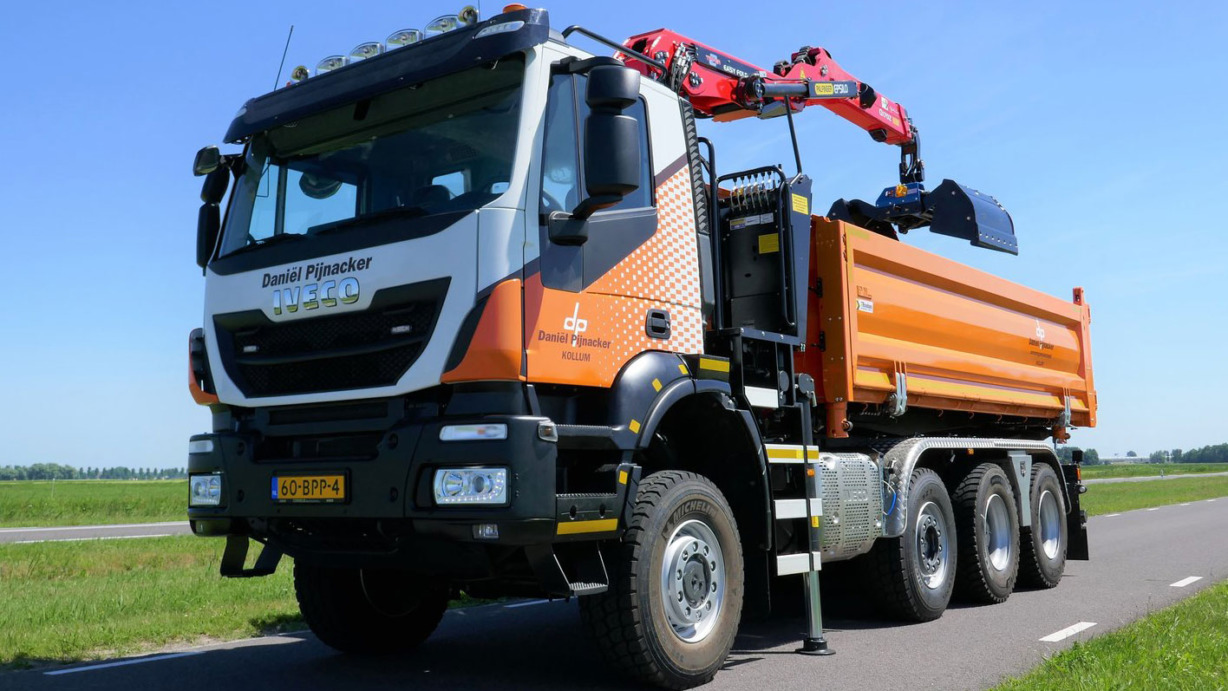 Afbeelding-Persbericht-Daniel-Pijnacker-BV-IVECO-Trakker-8×6-1-