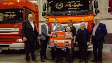 Aflevering-100e-DAF-aan-Van-Geffen-Transport
