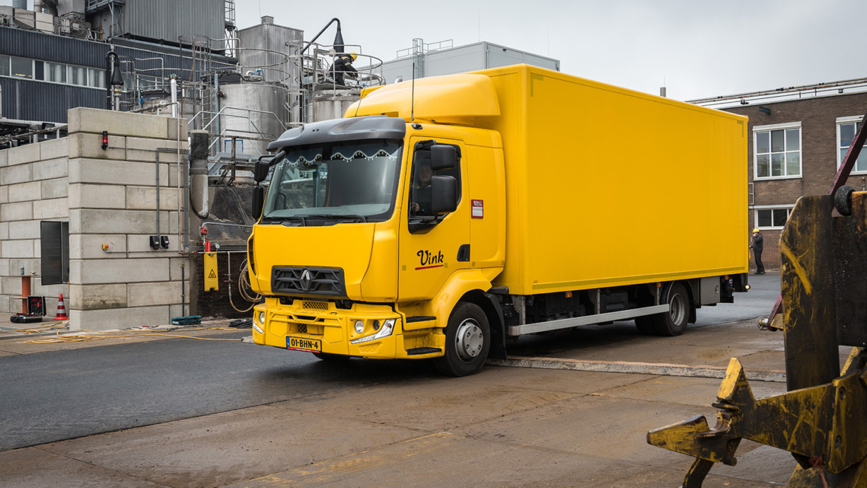 Aflevering-Renault-Trucks-D-Vink_1_lowres