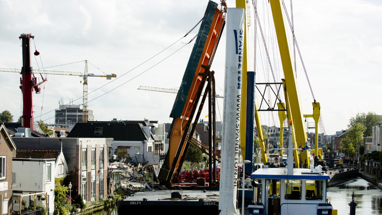 Brugdeel Alphen wordt weggehaald
