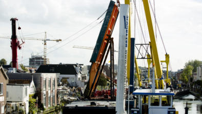 Brugdeel Alphen wordt weggehaald