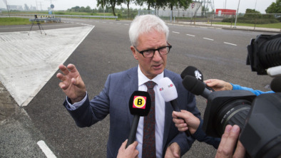 Shell Moerdijk bij ochtendgloren