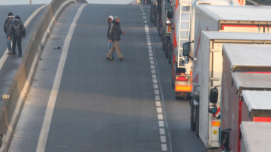 Calais_file_trucks-2_1