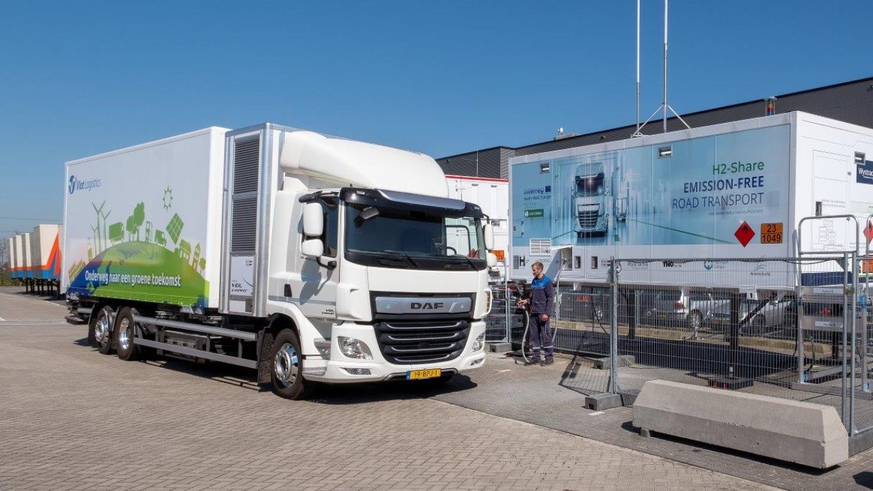 Copyright_Wystrach_Truck_and_refueler