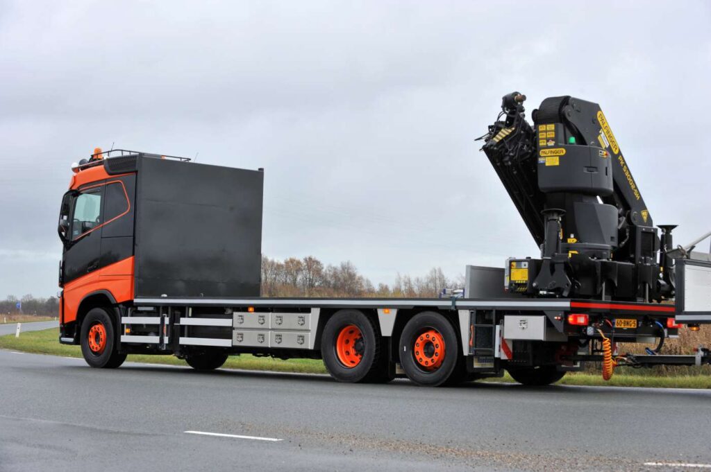 Volvo bakwagen met Palfinger autolaadkraan