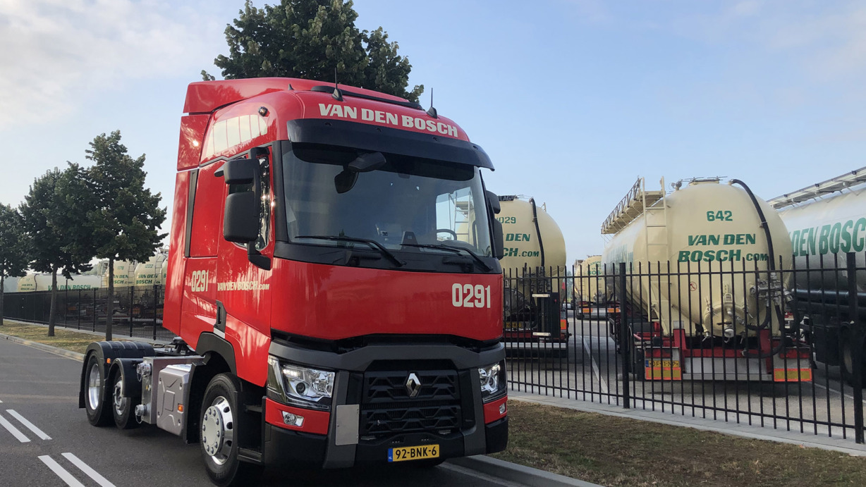 Lichtgewicht-Renault-Trucks-T-voor-Van-den-Bosch-Transporten_lowres