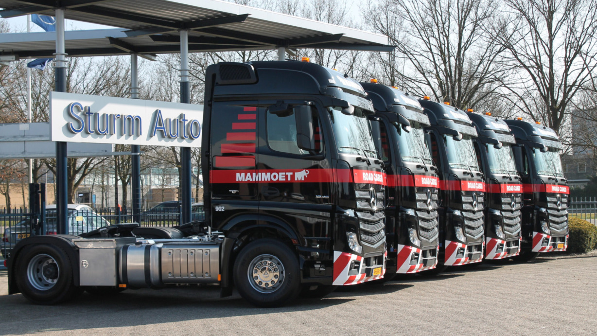 Mercedes-Benz_Actros_1845_Mammoet_Road_Cargo-1