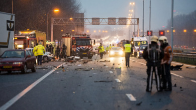 A20 bij Rotterdam dicht door vrachtwagenbrand