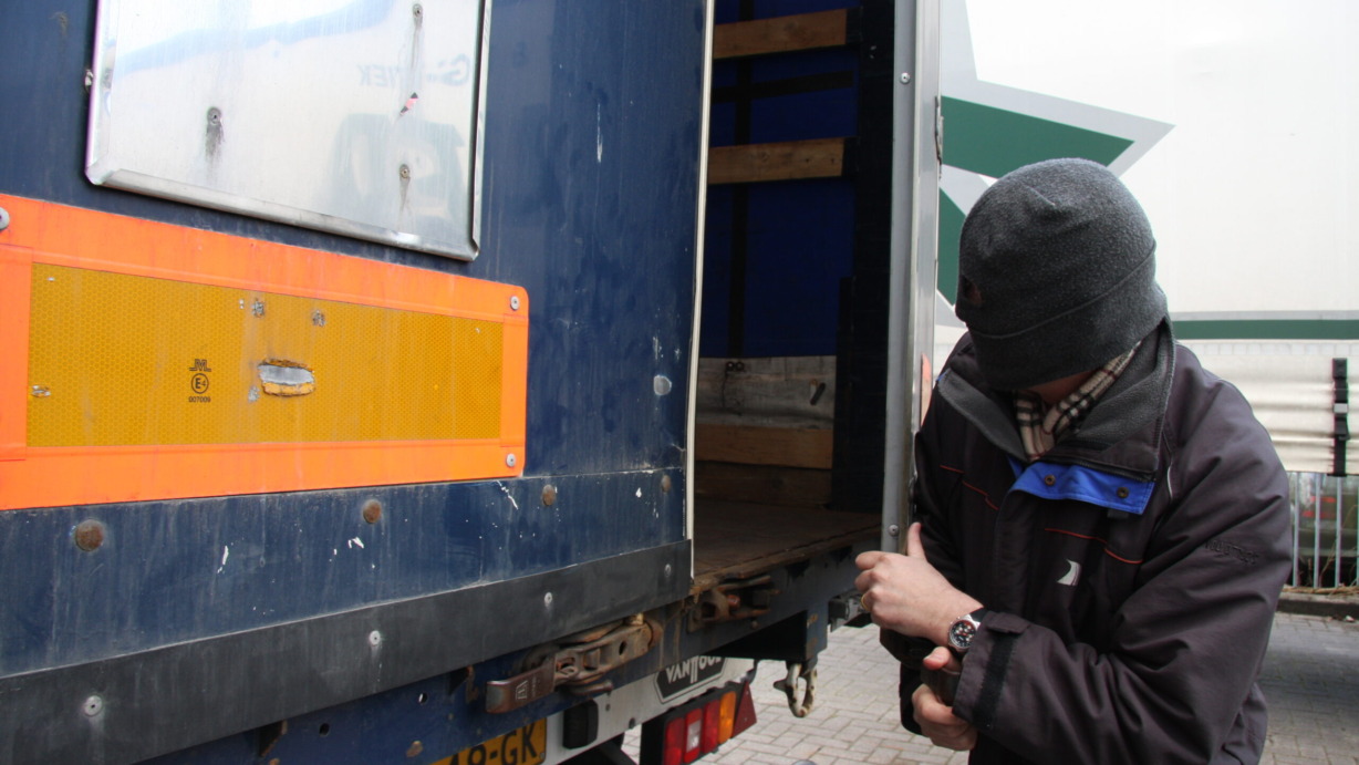 Dertien trucks opengebroken