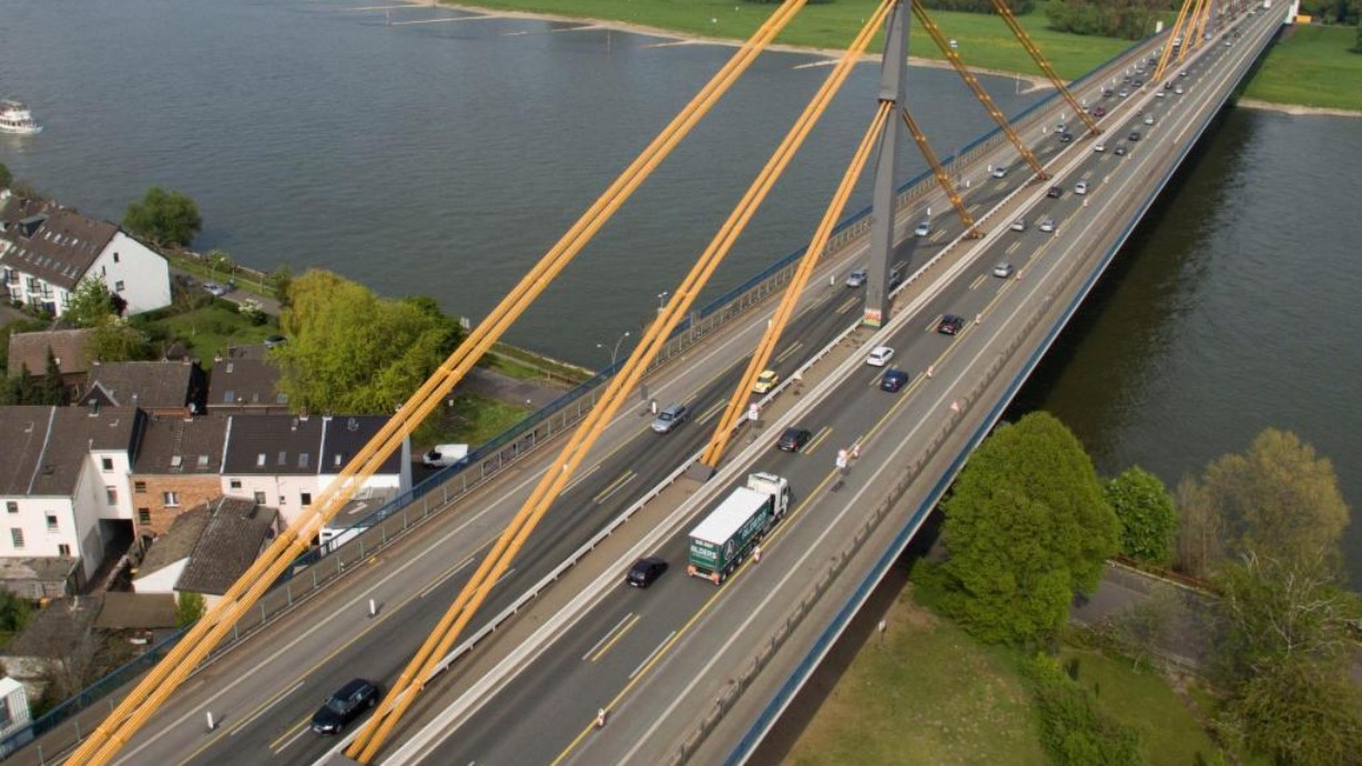Rheinbruecke-der-A40-bei-Duisburg