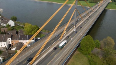 Rheinbruecke-der-A40-bei-Duisburg