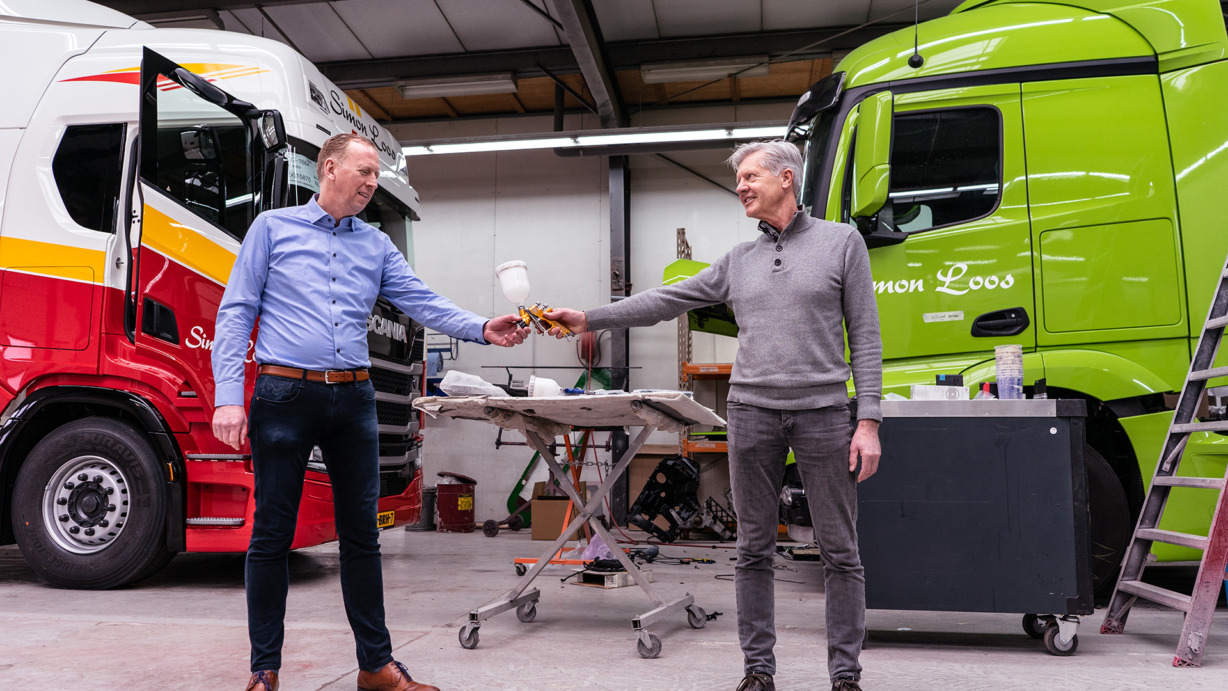 Simon-Loos-neemt-symbolisch-de-verfspuit-in-ontvangst-van-Nico-Mooij