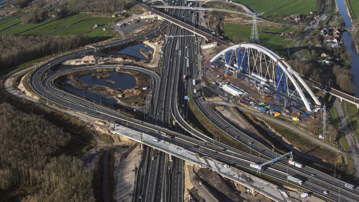 Knooppunt Muiderberg met de nieuwe spoorbrug