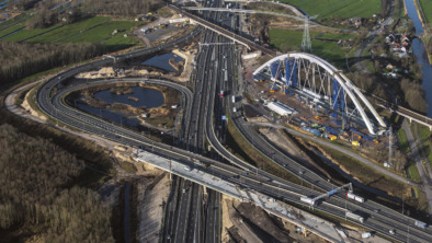 Knooppunt Muiderberg met de nieuwe spoorbrug