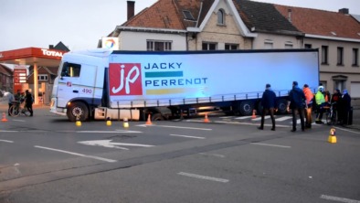 Truck_zakt_door_wegdek_Kuurne