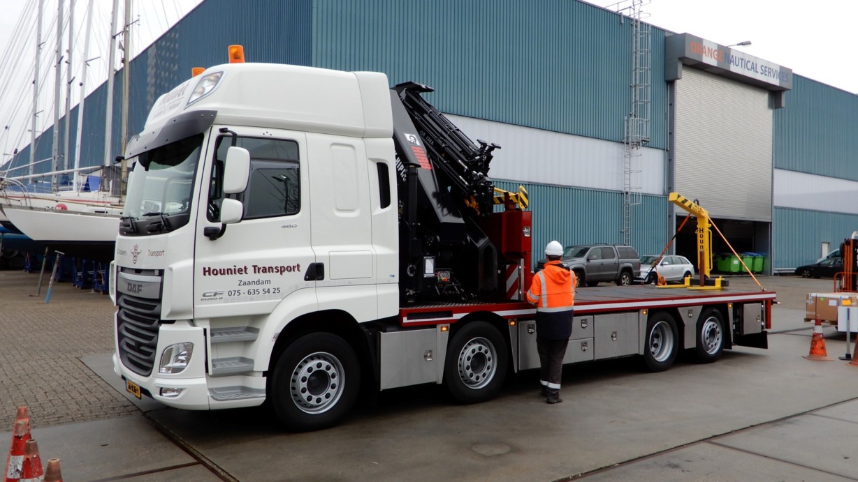 Truckland-levert-8×2-DAF-CF-bakwagen-aan-Houniet-Transport-1