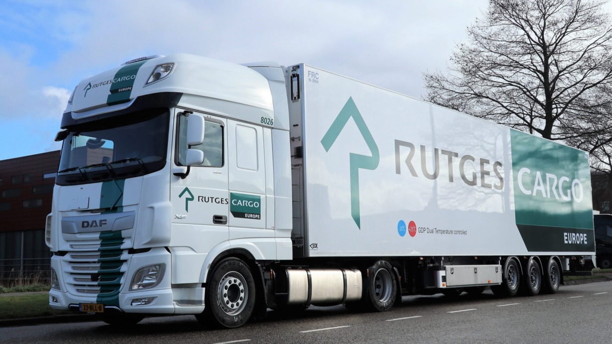 Truckland-levert-eerste-vier-DAF-XF-480-Super-Space-Cab-trekkers-aan-Rutges-Cargo-Europe-5
