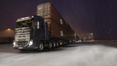 Volvo_FH16-750_vs_750_Tonnes_2