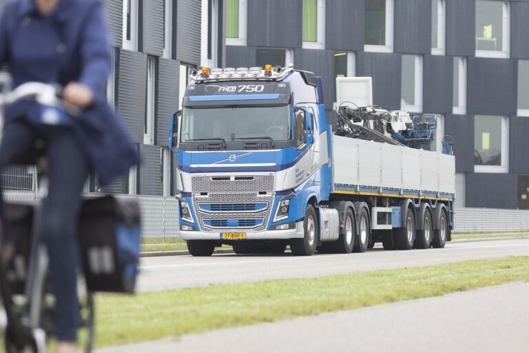 Eerste Volvo FH16 750 met hefbare tandemas