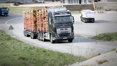 Volvo_FH16_750_timmerbil_I-Shift_crawler-gears-1