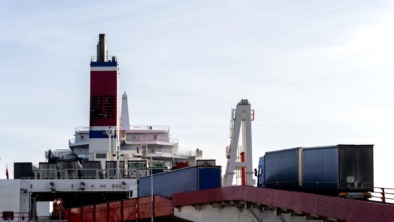 Vrachtwagens-rijden-ferry-Hoek-van-Holland-op