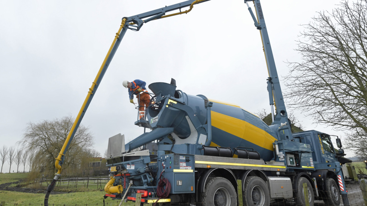 DAF truck met Betonmixer en pomp vanAlbeton in AmsterdamArchief nr. 170142