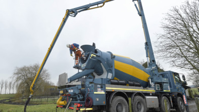 DAF truck met Betonmixer en pomp vanAlbeton in AmsterdamArchief nr. 170142
