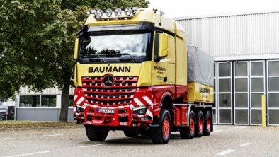 1.000 Tonnen Lastkraft wagen: Mercedes-Benz Trucks übergibt besonderen Schwerlast-Lkw an Kunden