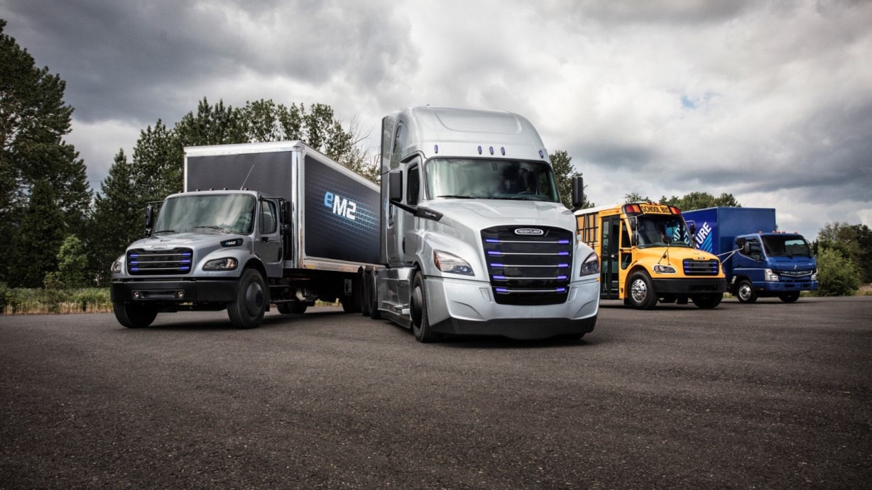 Daimler Trucks etabliert globale E-Mobility Group und präsentiert zwei Elektro-Lkw für die USA