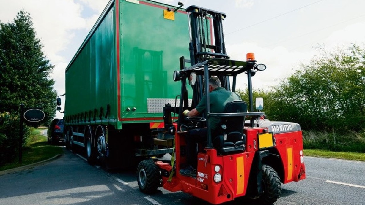 groene-vrachtwagen-met-truck-groter